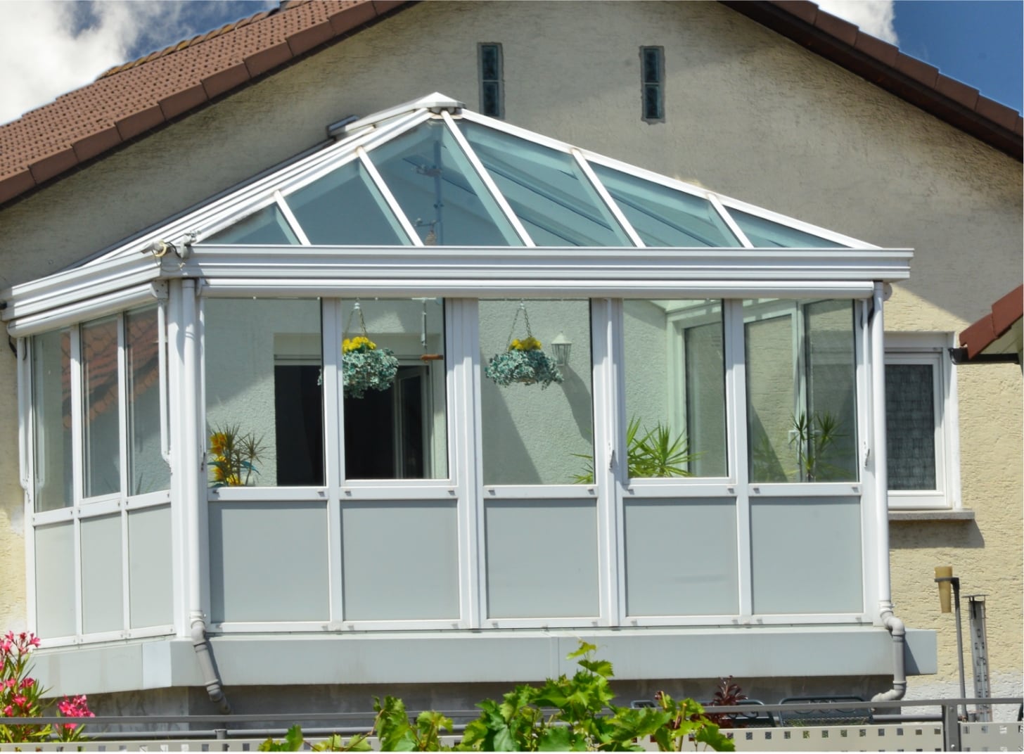 Vergrößert den Wohnraum und verringert die Energiekosten: Die Balkon-Verglasung